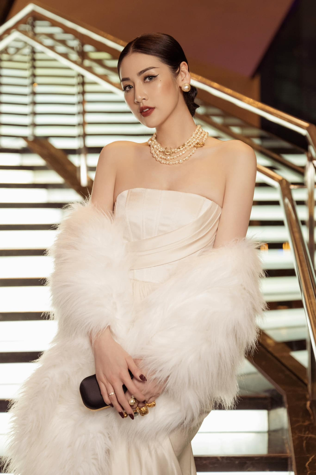 Làm dâu hào môn, người đẹp Hà thành thường xuyên khoác lên mình những outfit hàng hiệu sang chảnh.