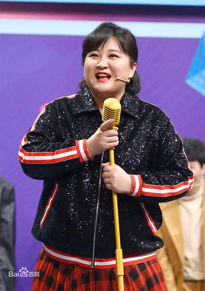 Ấn tượng đầu tiên của mọi người về Giả Linh là một cô gái mũm mĩm, không quá ưa nhìn, nhưng nụ cười rất tươi.