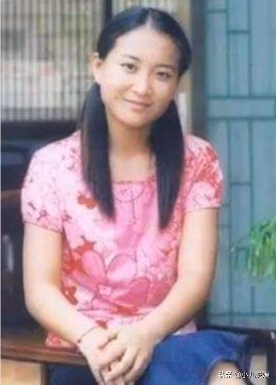 Tuy nhiên trước đây, Giả Linh không béo như bây giờ. Khi còn trẻ, cô cũng là một cô gái mảnh mai, xinh đẹp.