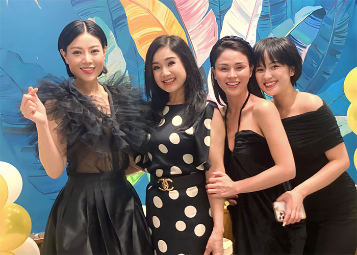 Hơn các nữ diễn viên đóng vai con cô trong phim "Tình trạng: Đã ly hôn" từ 20-30 tuổi, nhưng khi chụp ảnh chung, Thu Hà nhìn trẻ như chị em.