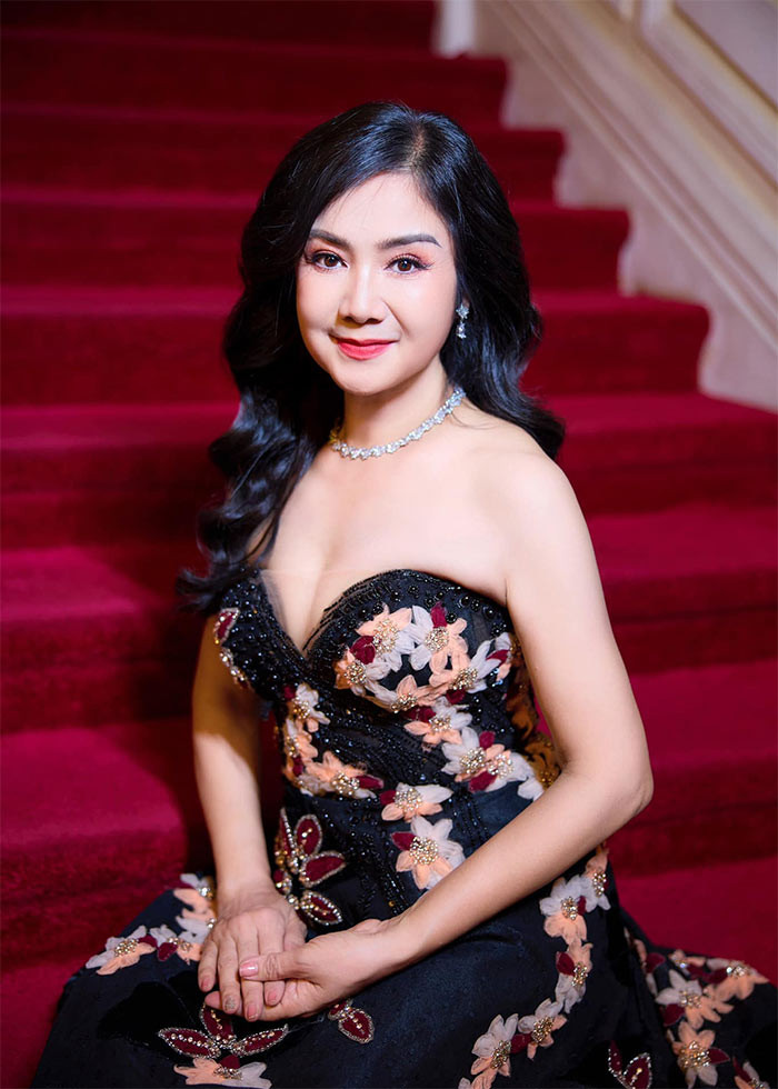 Vẻ đẹp "không tuổi" của nữ diễn viên sinh năm 1969 khiến cả các diễn viên đàn em cũng không theo kịp.