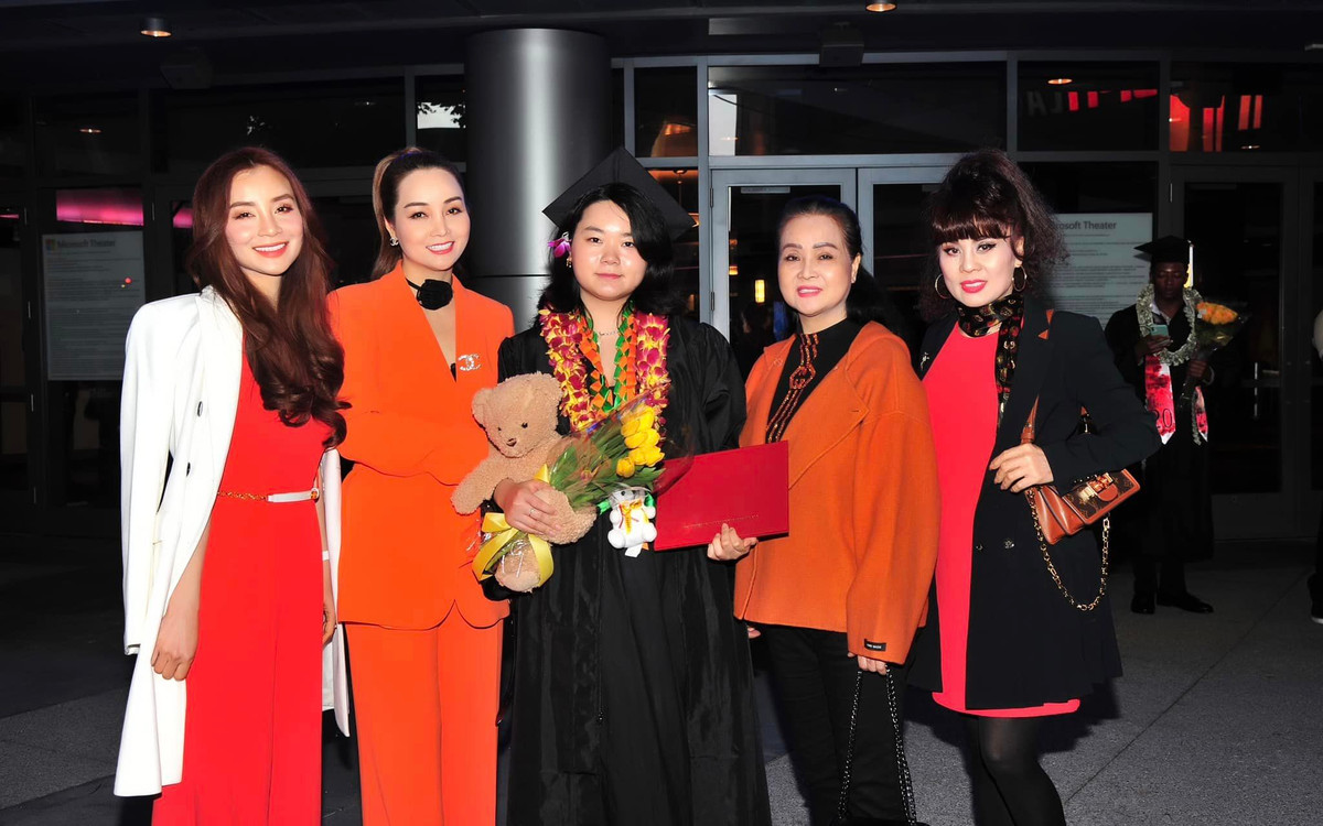 Nữ đạo diễn phim điện ảnh "Kiều" cùng mẹ và người thân đến chúc mừng con gái tốt nghiệp đại học.
