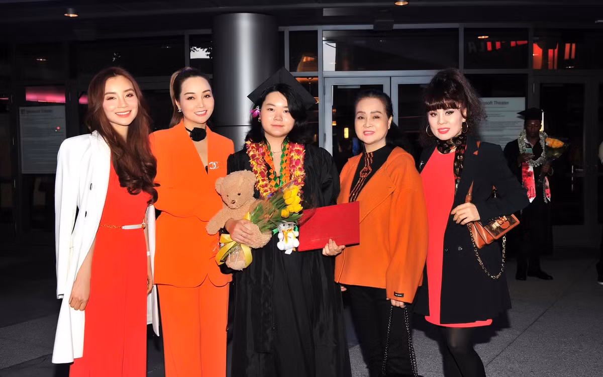 Nữ đạo diễn phim điện ảnh "Kiều" cùng mẹ và người thân đến chúc mừng con gái tốt nghiệp đại học.