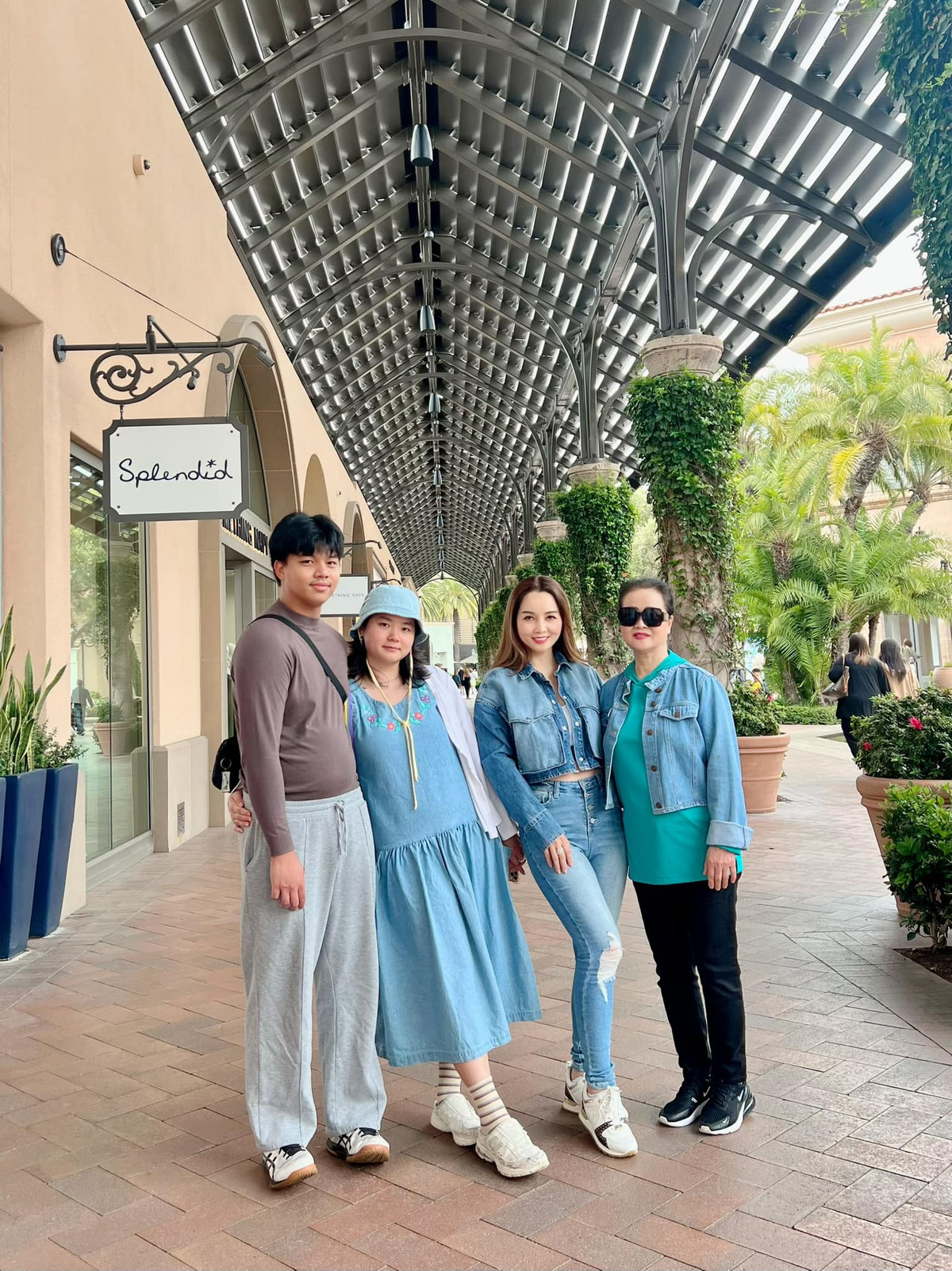 Con trai út của vợ chồng Mai Thu Huyền cũng đang du học ở Mỹ. Cậu bé nhỏ xíu ngày nào nay đã cao lớn nhất nhà.