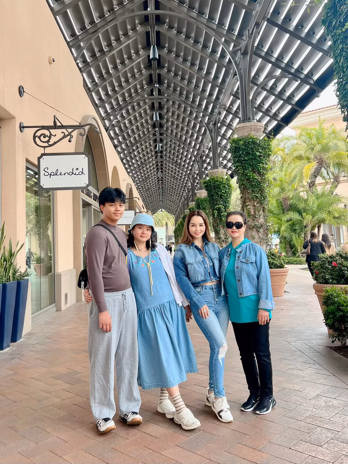 Con trai út của vợ chồng Mai Thu Huyền cũng đang du học ở Mỹ. Cậu bé nhỏ xíu ngày nào nay đã cao lớn nhất nhà.