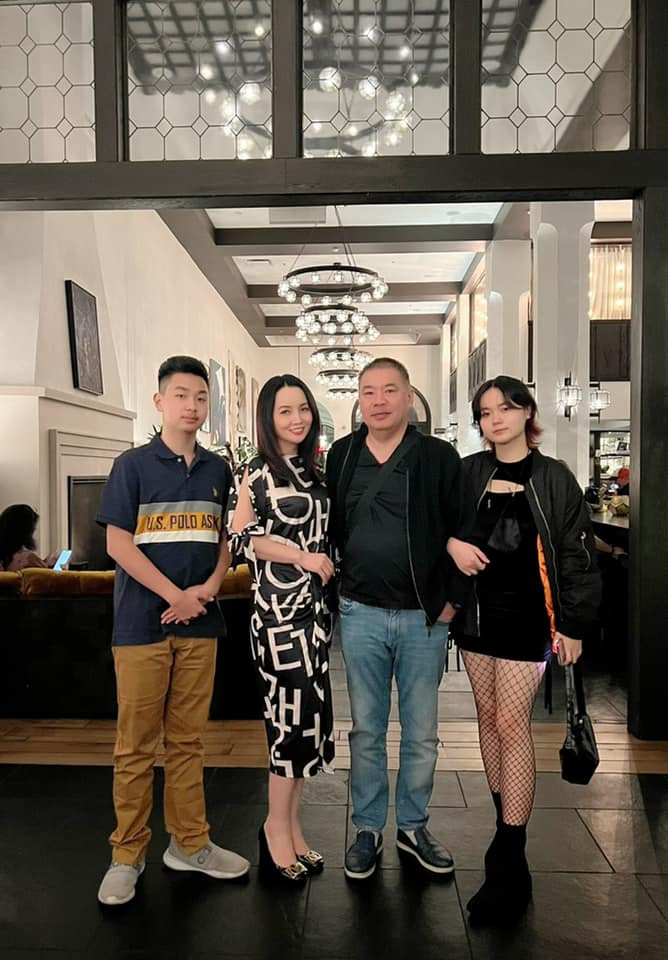 Mai Thu Huyền đa tài với nhiều vai trò như người mẫu, diễn viên điện ảnh, doanh nhân, nhà sản xuất kiêm đạo diễn. Cô còn có cuộc sống hôn nhân viên mãn kéo dài hơn 20 năm bên chồng đại gia và hai con càng lớn càng ngoan ngoãn, hiểu chuyện.