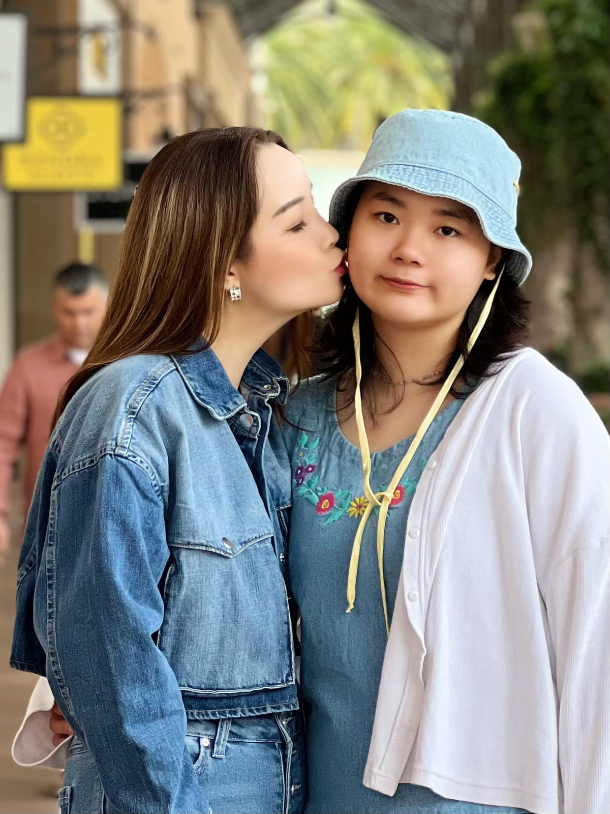 Con gái mỹ nhân họ Mai có đam mê thời trang giống mẹ và ước mơ trở thành nhà thiết kế thời trang nổi tiếng. Ngoài thời gian học, cô bạn còn có sở thích đi du lịch.