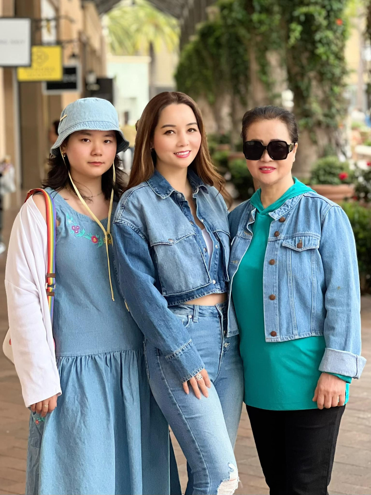 Không chỉ học giỏi, cá tính, Huyền Anh còn có ngoại hình giống bố và nét đẹp trên gương mặt giống mẹ. Xem bức ảnh gia đình ba thế hệ nhà Mai Thu Huyền, fan không khỏi trầm trồ khi ai cũng đẹp.