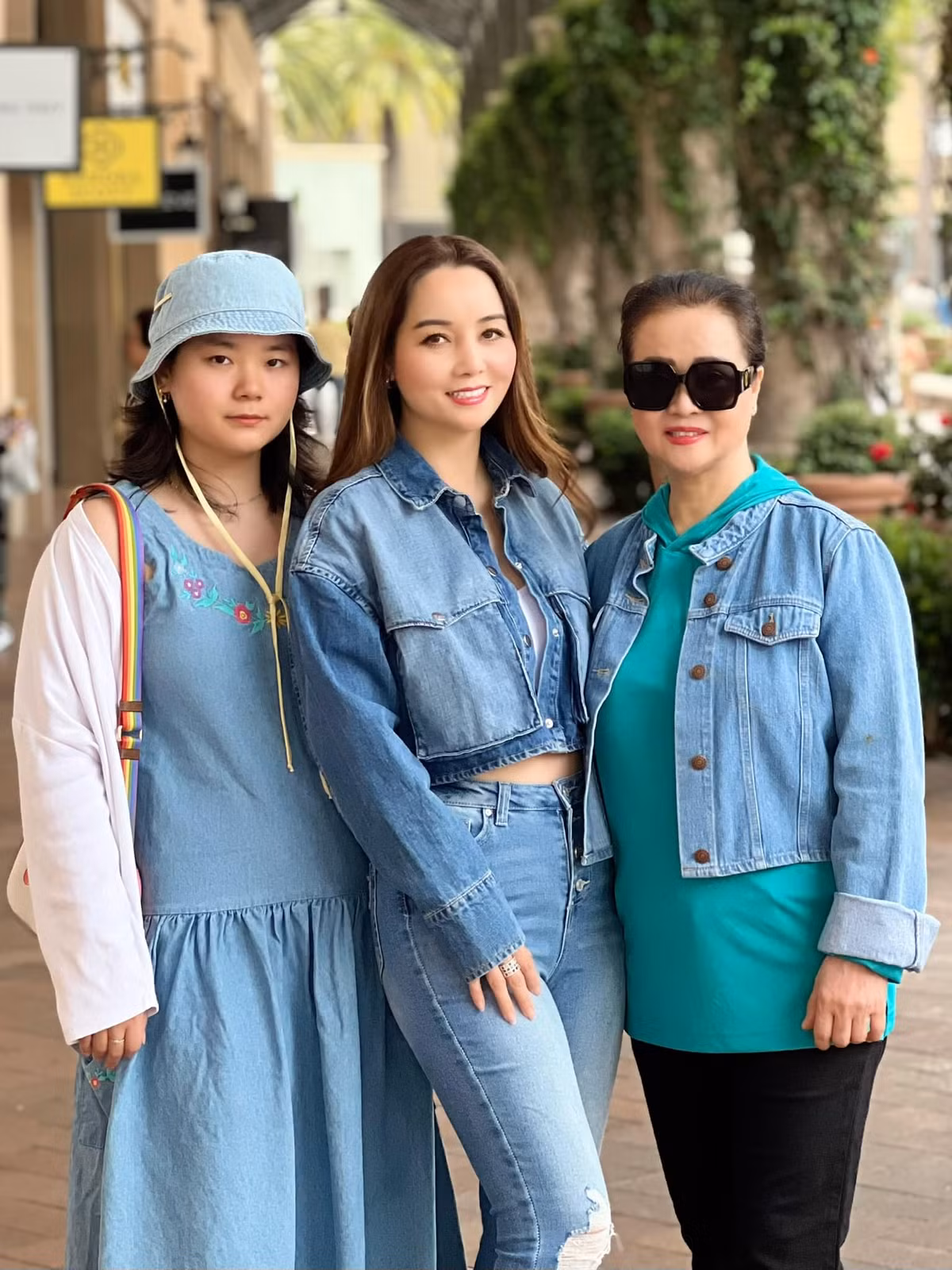 Không chỉ học giỏi, cá tính, Huyền Anh còn có ngoại hình giống bố và nét đẹp trên gương mặt giống mẹ. Xem bức ảnh gia đình ba thế hệ nhà Mai Thu Huyền, fan không khỏi trầm trồ khi ai cũng đẹp.