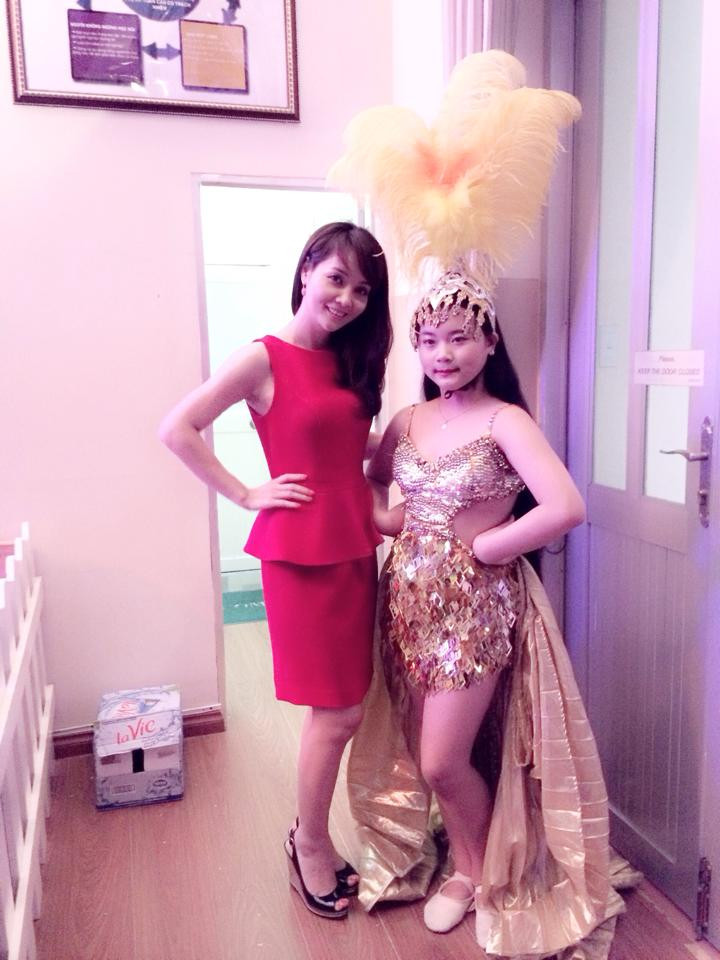 Mai Thu Huyền chụp cùng con gái trong một cuộc thi tài năng ở Mỹ cách đây 9 năm.