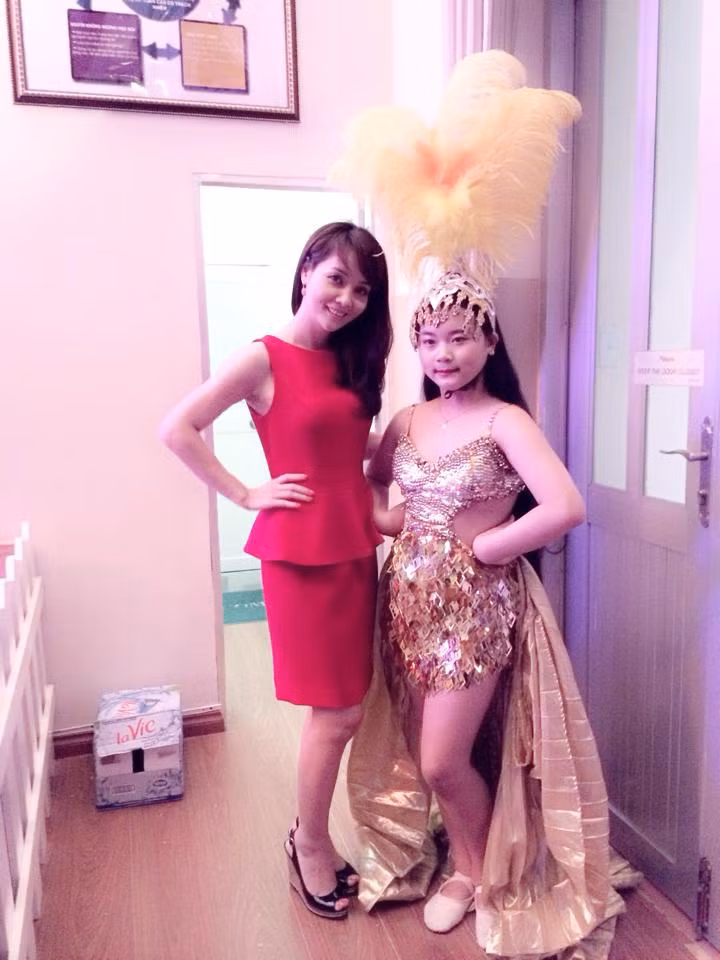 Mai Thu Huyền chụp cùng con gái trong một cuộc thi tài năng ở Mỹ cách đây 9 năm.