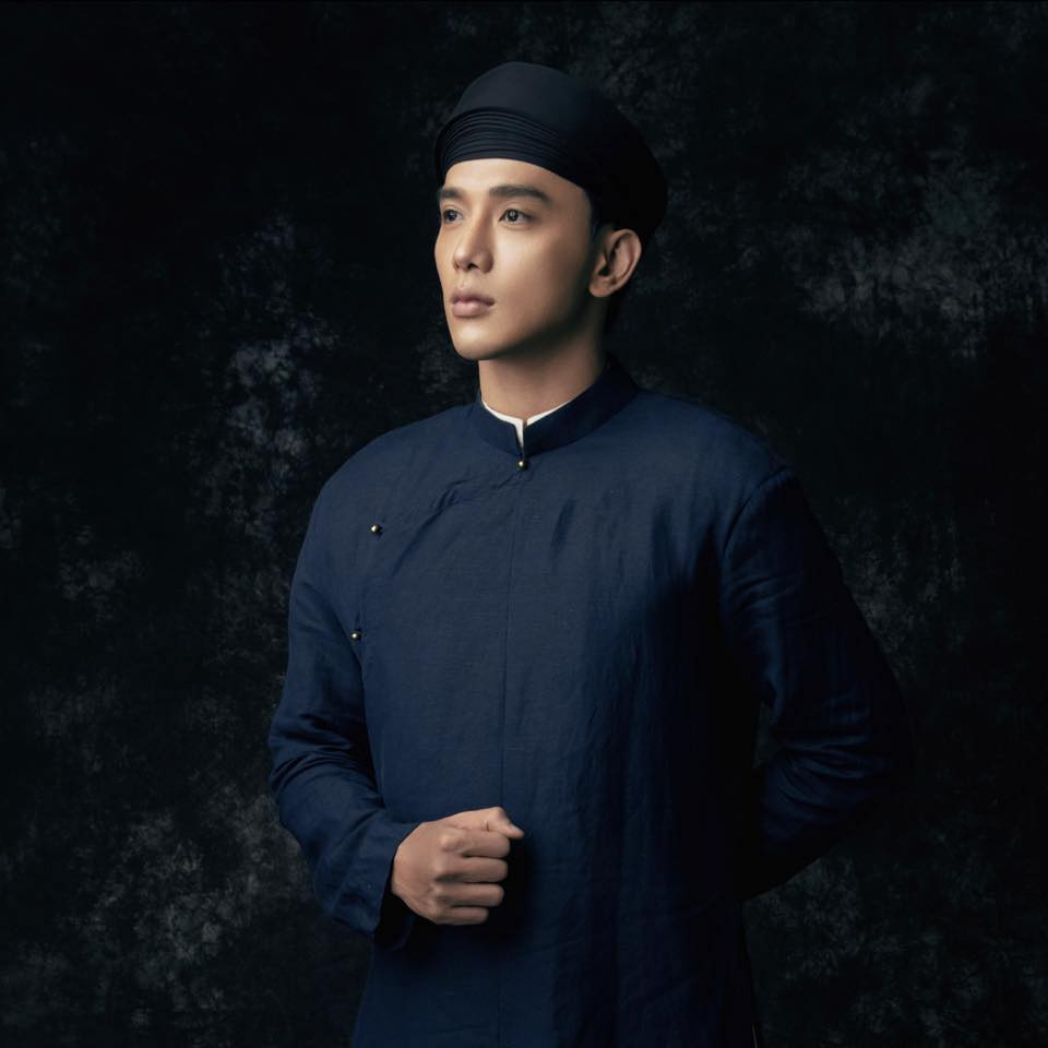 Ngoài đời, Thuận Nguyễn được mệnh danh là "nam thần" của màn ảnh rộng khi sở hữu chiều cao gần 1m9, gương mặt góc cạnh nam tính cùng thân hình rắn rỏi, chuẩn 6 múi.