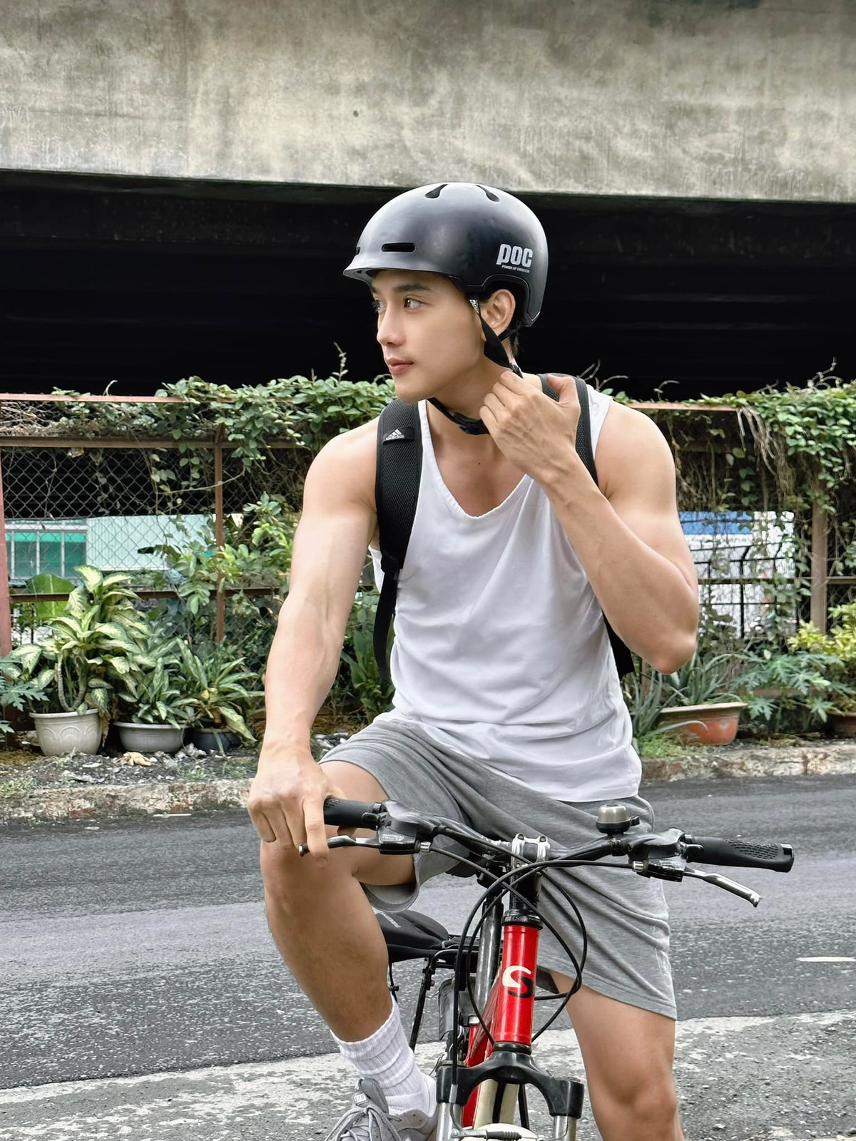 Trước khi lấn sân sang điện ảnh, mỹ nam sinh năm 1992 từng hoạt động với vai trò là người mẫu và là diễn viên tại sân khấu kịch Thế Giới Trẻ.