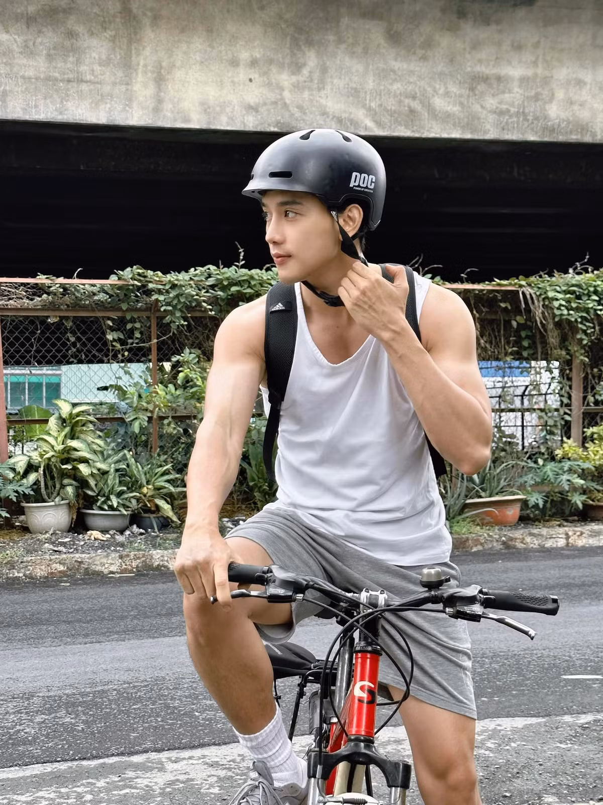 Trước khi lấn sân sang điện ảnh, mỹ nam sinh năm 1992 từng hoạt động với vai trò là người mẫu và là diễn viên tại sân khấu kịch Thế Giới Trẻ.