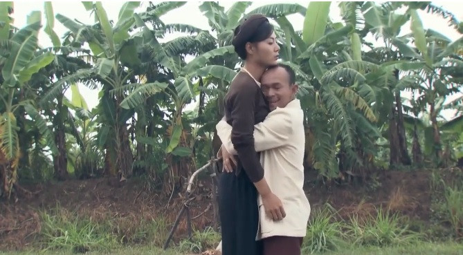 Phân cảnh giữa Nương và Đột - tay chủ tịch xã bé loắt choắt đem lòng si mê tiếng hát rồi phải lòng cô - cũng gây nhiều ấn tượng. Ngày Nương đồng ý lấy Đột, cô lại chết vì bom đạn.