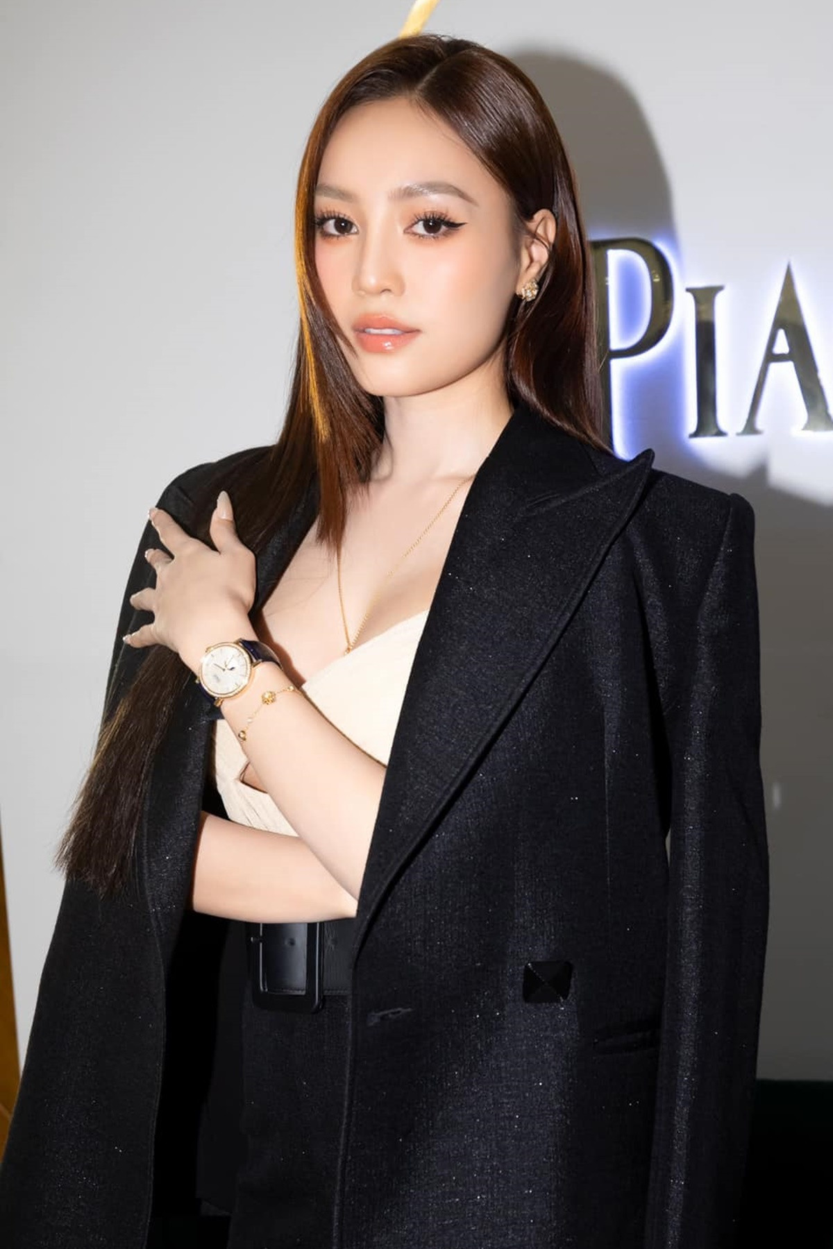 Trong thiết kế vừa sang trọng vừa quyến rũ, mỹ nhân trăm tỷ Lan Ngọc để lộ vòng 1 nở nang sau lớp áo hai dây cut-out táo bạo.