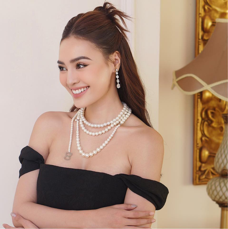 Nữ diễn viên theo đuổi phong cách gợi cảm với những thiết kế khoe trọn đường cong cơ thể.