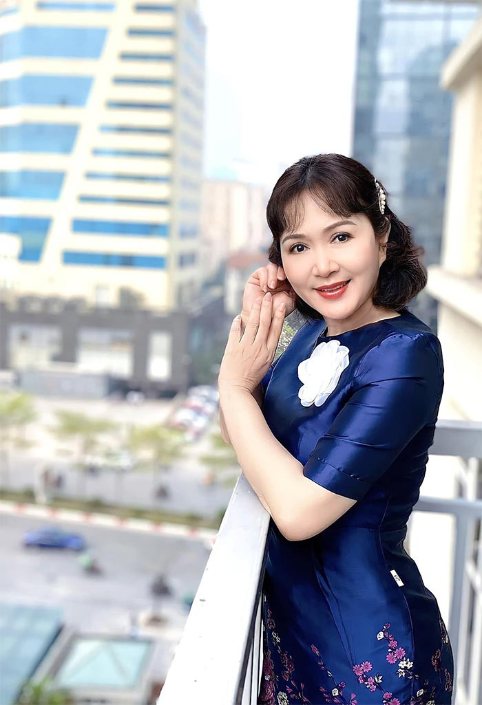 NSND Minh Hòa là nữ diễn viên gạo cội của sân khấu kịch và điện ảnh miền Bắc. Chị công tác tại Nhà hát Kịch Hà Nội từ năm 1987 và được nhiều người biết tới với những vở kịch nổi tiếng như: "Vòng đời", "Nghĩ về mình", "Những người con Hà Nội", "Cha tôi và hai người đàn bà"...