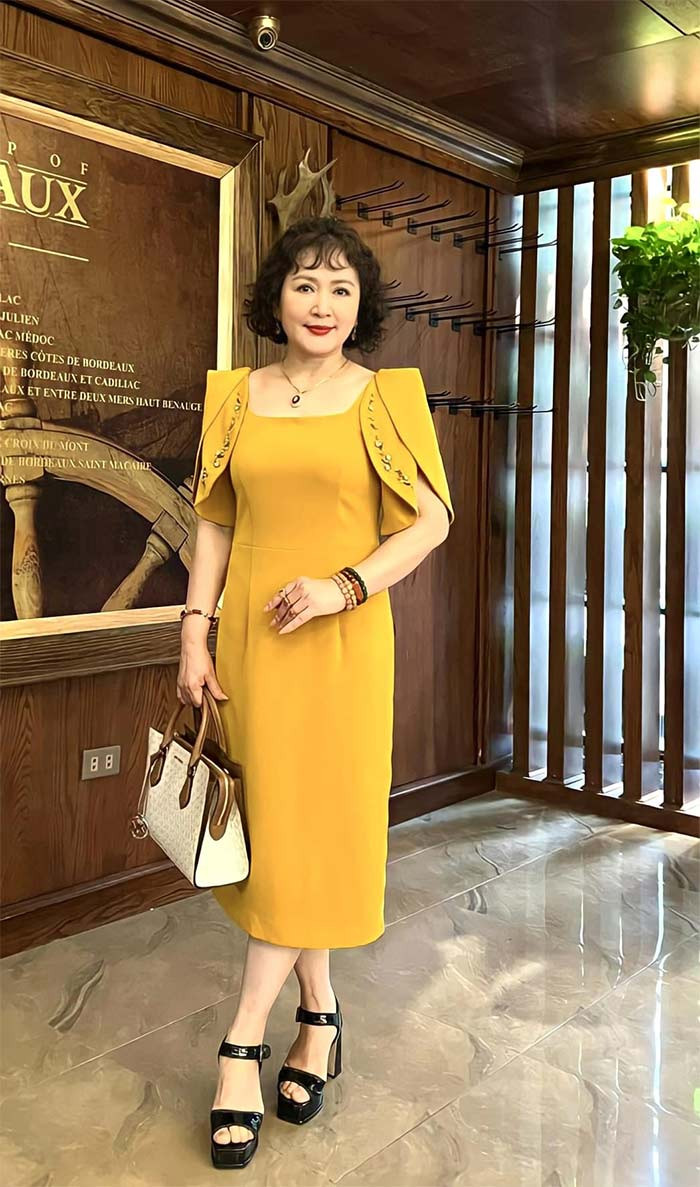 Trên phim hay ngoài đời, NSND Minh Hòa đều rất chỉn chu trang phục.