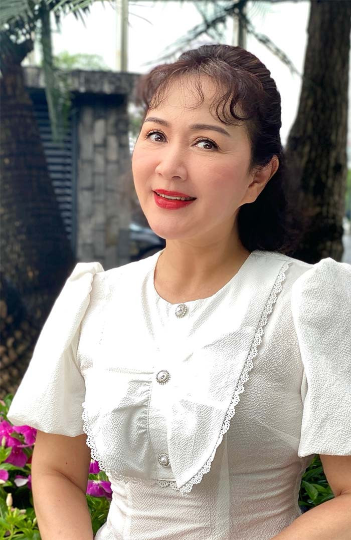 Khuôn mặt đẹp, sắc sảo, vóc dáng gọn gàng, ăn mặc rất thời trang nên nữ nghệ sĩ luôn trẻ trung, sành điệu.