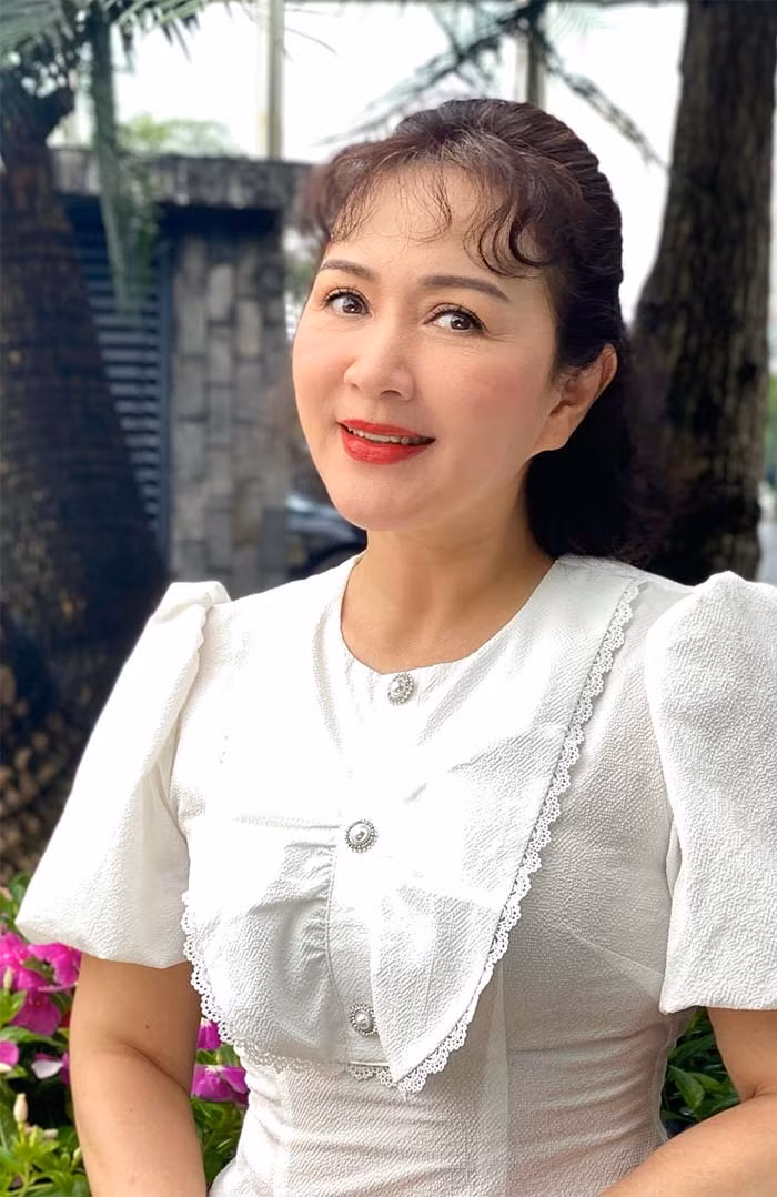 Khuôn mặt đẹp, sắc sảo, vóc dáng gọn gàng, ăn mặc rất thời trang nên nữ nghệ sĩ luôn trẻ trung, sành điệu.