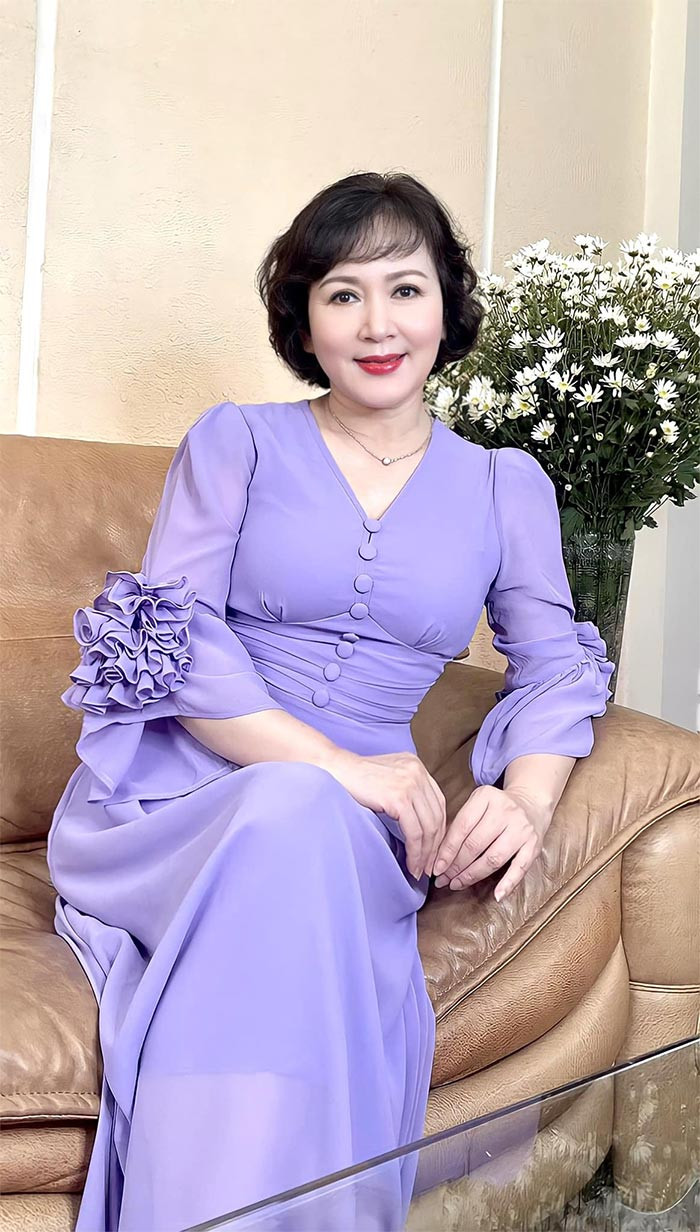 NSND Minh Hòa sinh năm 1964 tại Hà Nội trong một đại gia đình làm nghệ thuật. Minh Hòa có bố là nghệ sĩ kèn clarinette và saxophone Trần Đình Giang. Bác ruột là nghệ sĩ cải lương Tùng Ngọc, anh họ là nghệ sĩ saxophone Trần Mạnh Tuấn.