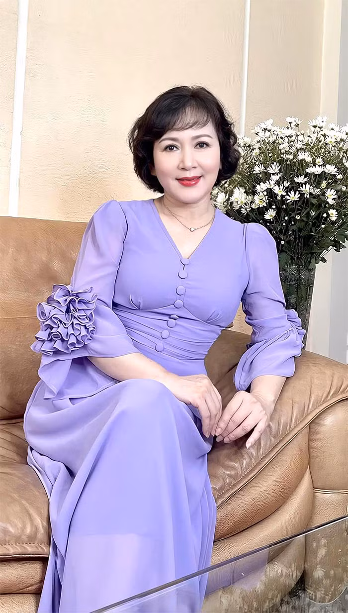 NSND Minh Hòa sinh năm 1964 tại Hà Nội trong một đại gia đình làm nghệ thuật. Minh Hòa có bố là nghệ sĩ kèn clarinette và saxophone Trần Đình Giang. Bác ruột là nghệ sĩ cải lương Tùng Ngọc, anh họ là nghệ sĩ saxophone Trần Mạnh Tuấn.