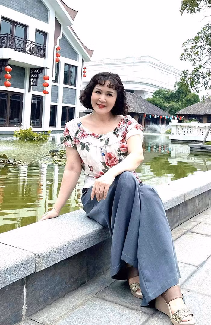  NSND Minh Hòa nhận được nhiều lời khen ngợi vì trẻ đẹp hơn tuổi rất nhiều. Nhìn ảnh chị, không ai nghĩ chị đã 59 tuổi.