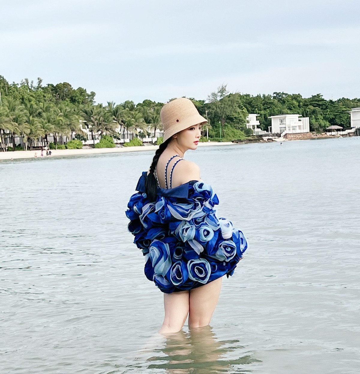 Mỹ nhân sinh năm 1971 được ví như một đóa hoa, "thần tiên tỷ tỷ" giữa đại dương khi khoác lên mình trang phục ấn tượng của NTK Lê Thanh Hòa.