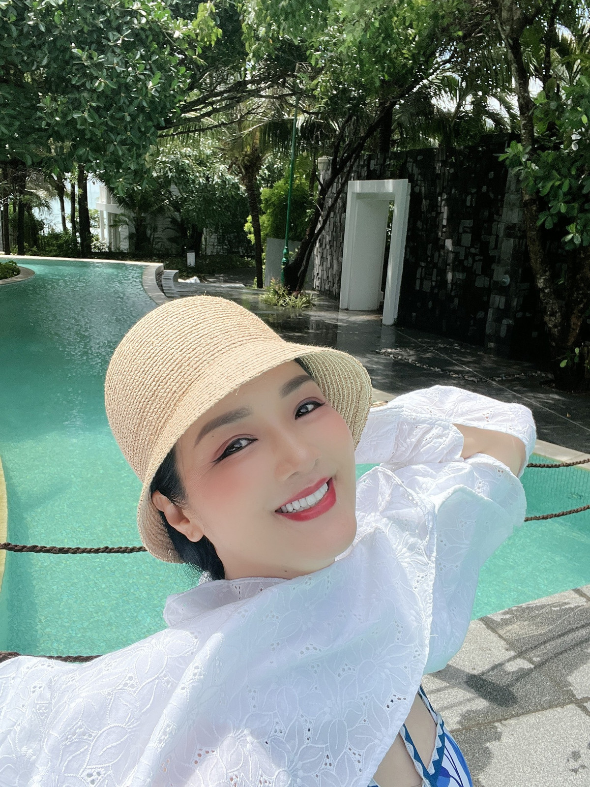 Cô thường xuyên có những chuyến du lịch sang chảnh cùng thời trang đi biển bắt mắt.