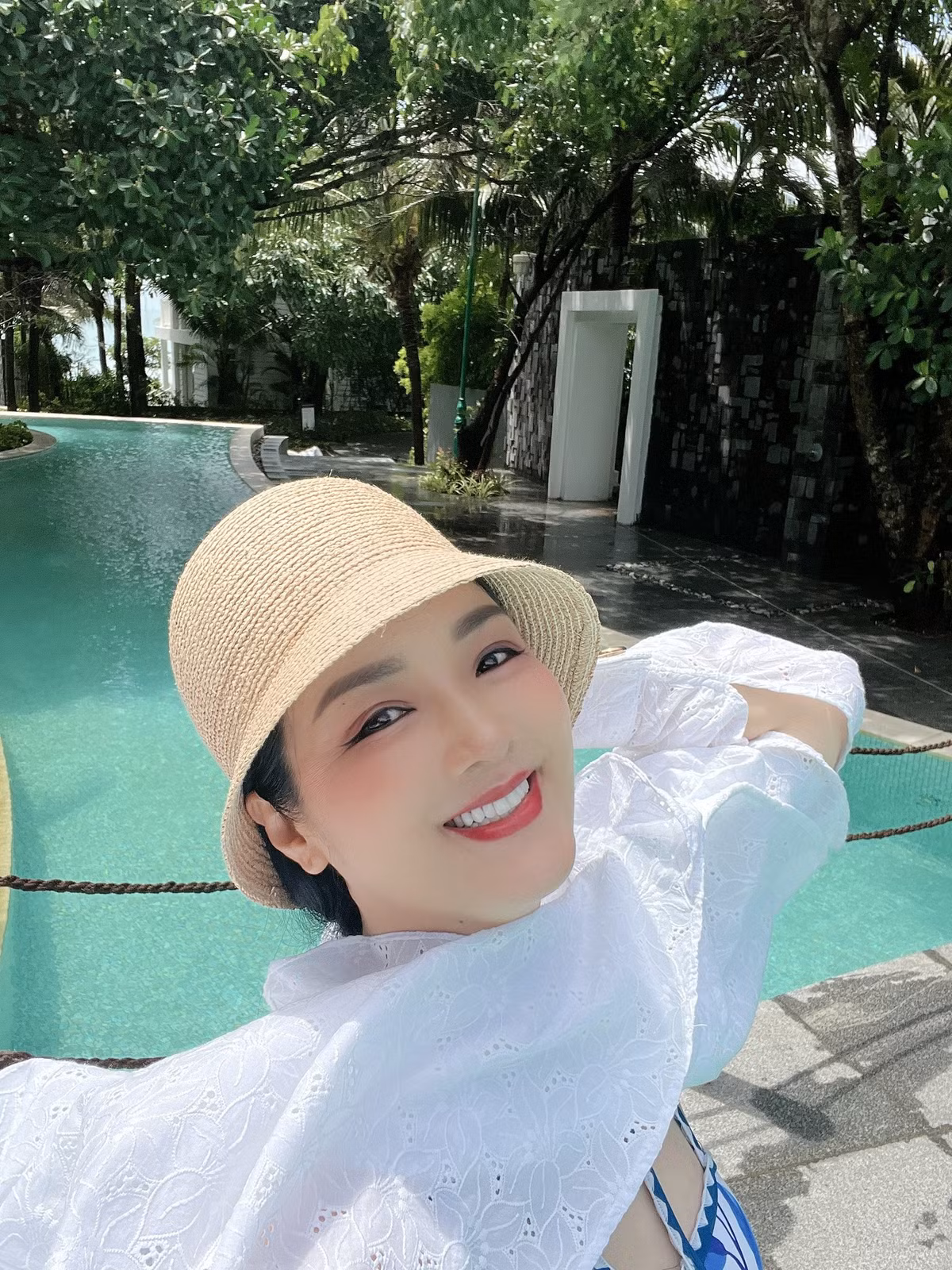 Cô thường xuyên có những chuyến du lịch sang chảnh cùng thời trang đi biển bắt mắt.