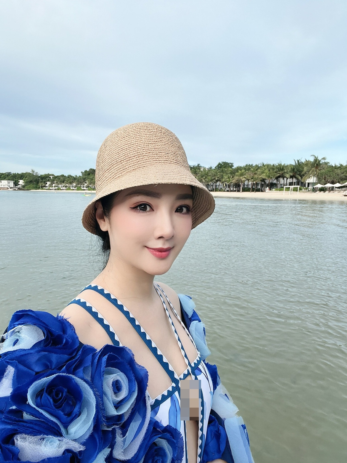 Khi được một người bạn trên Facebook trêu: "Nàng tiên cá sắp rời biển cả để tìm người yêu!", mẹ đơn thân Giáng My khéo léo viết: "Giờ chuẩn bị chăm cháu chứ không đi tìm người yêu nữa ạ".