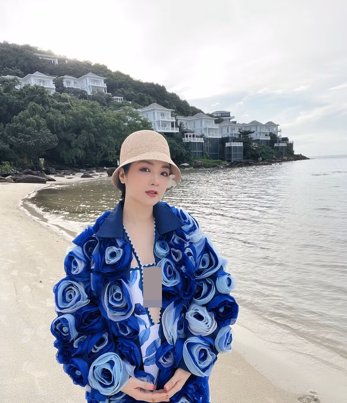 Hoa hậu Đền Hùng khiến khán giả phải trầm trồ mỗi khi đăng ảnh diện bikini khoe vóc dáng nột nà, nhan sắc trẻ trung như gái đôi mươi.