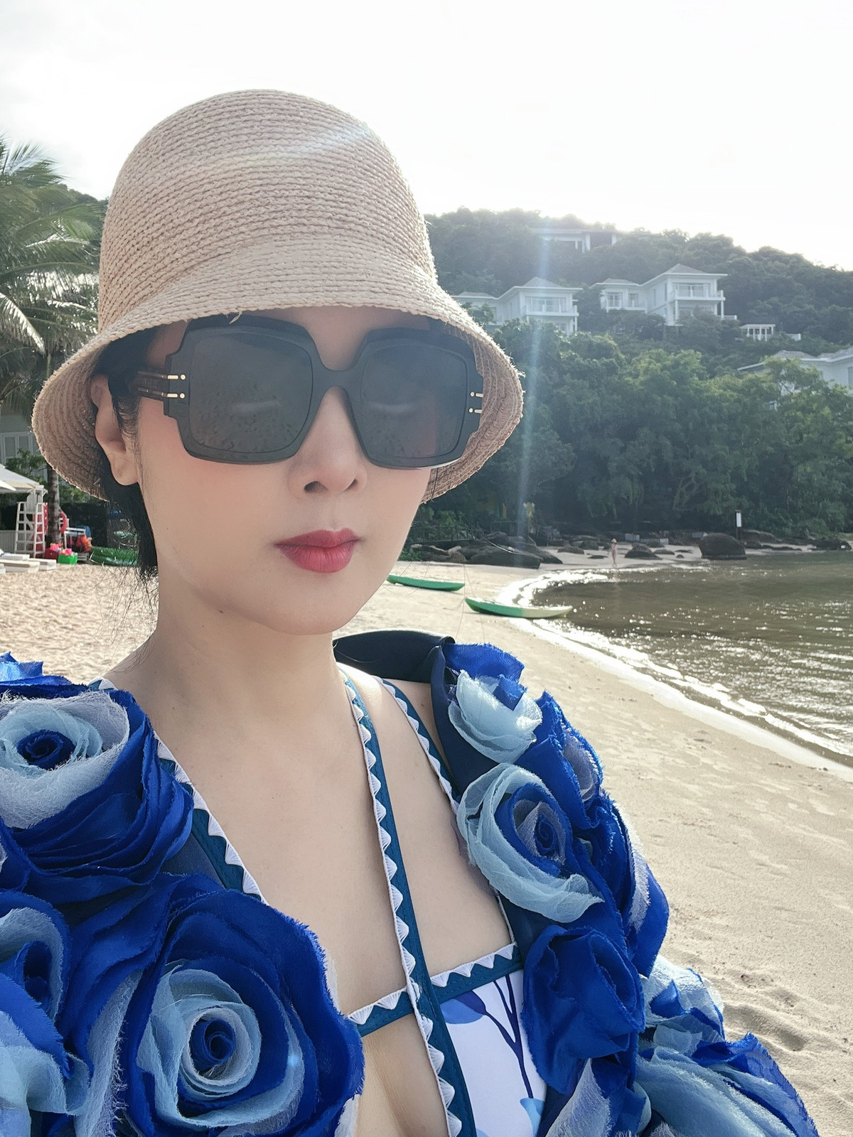 Hoa hậu Đền Hùng năm 1992 đăng status: "Biển xanh cát trắng nắng vàng/ Đi đâu mà vội mà vàng hỡi em/ Trên đầu có đám mây xanh/ Ở dưới mát rượi một vườn hồng xanh. Phóng tác mấy câu tặng cho chiếc áo tràn ngập hồng xanh của Lê Thanh Hoà. Nhờ có cái áo quá đặc biệt mà biển đẹp hơn chiều qua".