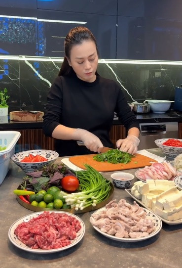 Bà bầu Phương Oanh bắc ghế ngồi nấu ăn cho chồng Ba bau Phuong Oanh bac ghe ngoi nau an cho chong