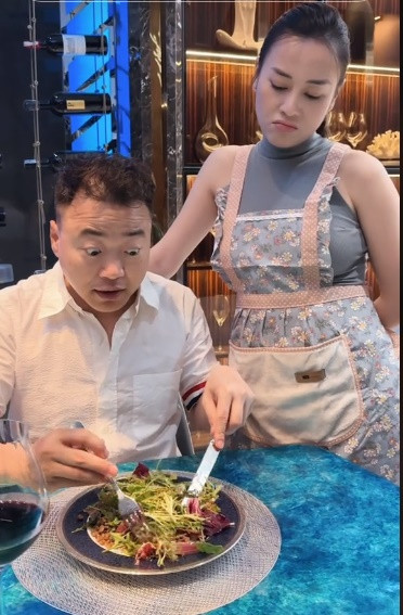 Trước đó, Phương Oanh chia sẻ phải mất 4 tiếng làm món salad tưởng đơn giản hóa ra lại rất cầu kỳ.