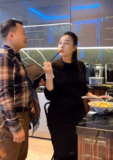 Trong Vlog của mình, nữ diễn viên "Hương vị tình thân" tiết lộ: "Trộm vía hai em mỗi ngày mỗi lớn, Oanh cảm nhận được theo từng ngày luôn. Hôm nay, Oanh phải mang cả ghế vào bếp để ngồi nấu ăn cho đỡ xệ bụng". Bầu nặng nhọc nên Phương Oanh còn tự tặng mình 10 điểm về độ đam mê bếp núc.