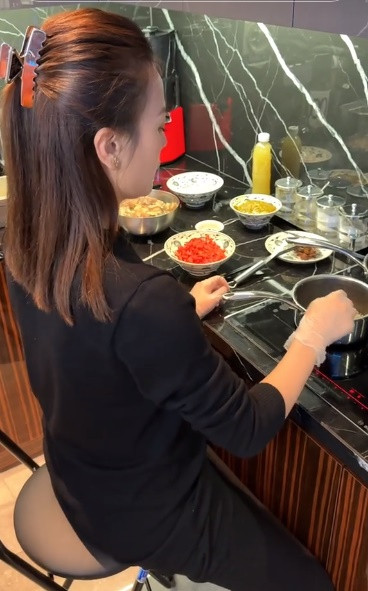 Đang ở tháng thứ 5 của thai kỳ, lại mang thai đôi nên trông bà xã của Shark Bình đã khá "khệ nệ".