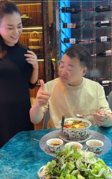 Không chỉ chăm vào bếp nấu những món ngon cho chồng, Phương Oanh còn khéo nịnh ông xã: "Tình yêu như bát bún riêu. Bao nhiêu sợi bún bấy nhiêu sợi tình".