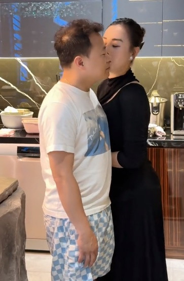 Vất vả nấu ăn dù bầu bí nhưng Phương Oanh luôn cảm thấy hạnh phúc khi được chồng "auto" khen ngon.