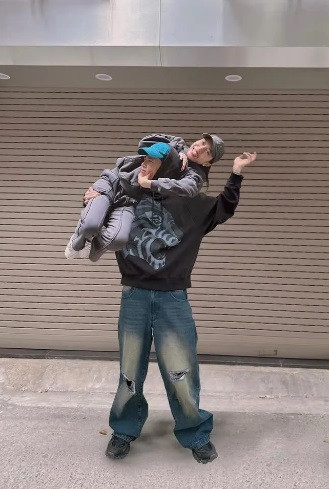 Khi Anh Tú vướng tin đồn "lăng nhăng", Diệu Nhi đăng clip nhảy của người bạn đời kèm nhắn nhủ người hâm mộ: "Em rất ngại khi chia sẻ hình ảnh thân mật nhưng mọi người rất hay suy nghĩ xa nên em tặng cả nhà giây phút hẹn hò lãng mạn thường ngày của tụi em như này".