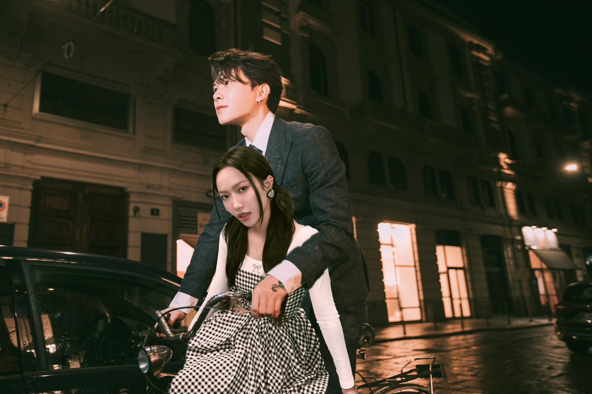 Trước đó, nữ diễn viên "Gặp lại chị bầu" không ít lần tung ảnh ghép thân mật bên Anh Tú để khéo "PR" cho dự án nghệ thuật của anh cũng như gây tiếng cười cho người xem.