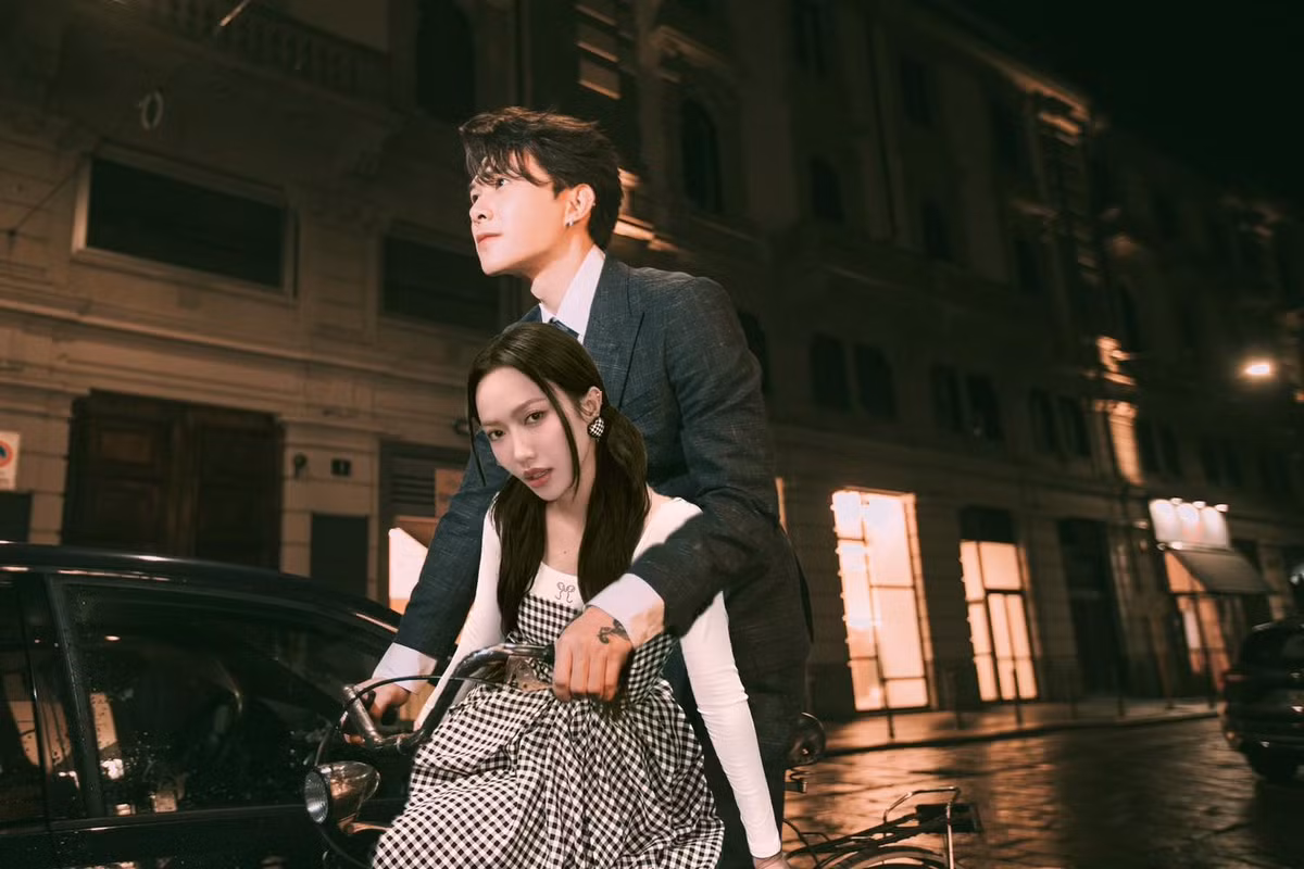 Trước đó, nữ diễn viên "Gặp lại chị bầu" không ít lần tung ảnh ghép thân mật bên Anh Tú để khéo "PR" cho dự án nghệ thuật của anh cũng như gây tiếng cười cho người xem.