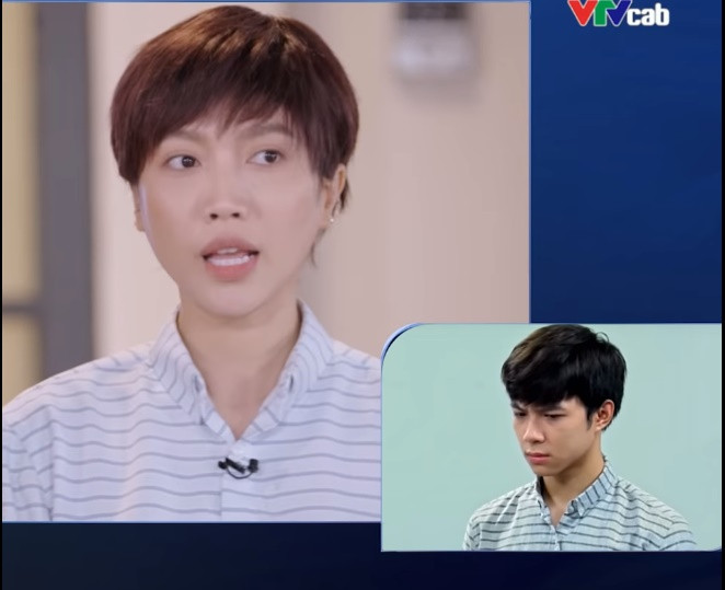 Không chỉ đóng cặp với Anh Tú trên phim, mới đây, khi tham gia chương trình "Chị đẹp đạp gió rẽ sóng", Diệu Nhi còn lần đầu tiên công khai nhắc đến ông xã trên truyền hình. Trong phần thử thách hóa trang thành một người thân mình yêu mến, nữ diễn viên đã có màn cosplay Anh Tú cực hài hước. Ảnh chụp màn hình VTV.