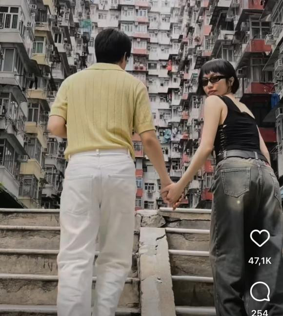 Cả hai không ít lần ngầm "đập tan" tin đồn bằng những bức ảnh "lầy lội" bên nhau hay những khoảnh khắc nắm tay đi du lịch.