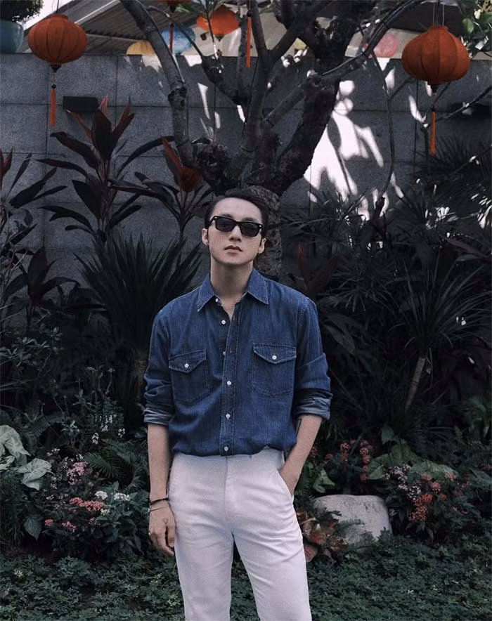 Style đời thường của anh cũng rất thanh lịch, gây ấn tượng tốt với công chúng.