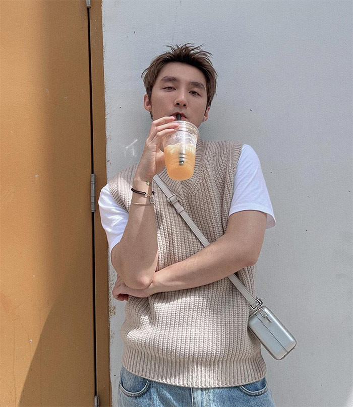 Sơn Tùng trẻ ra vài tuổi khi diện những bộ cánh kiểu style Hàn Quốc như thế này.
