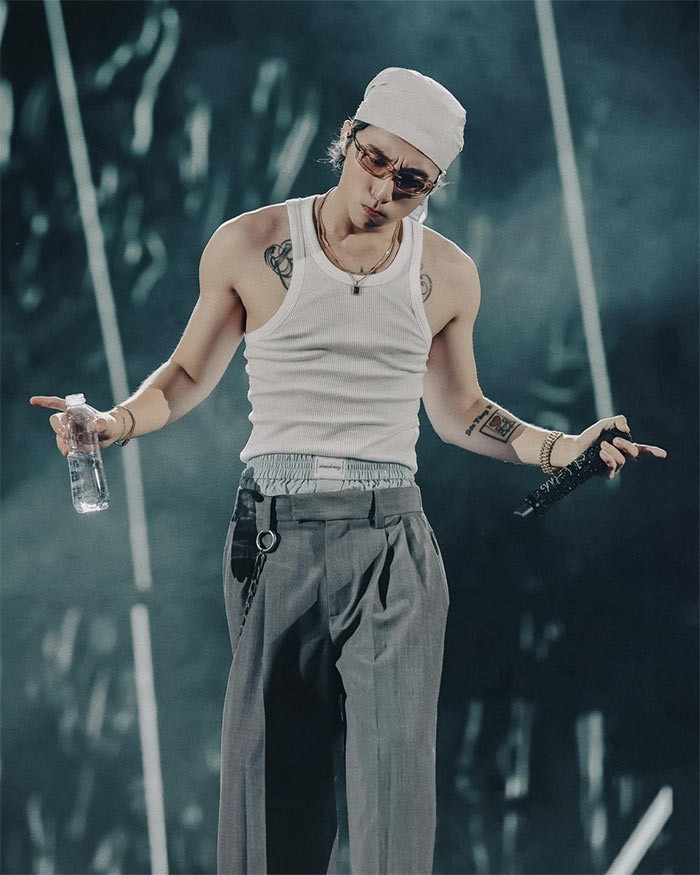 Style quần tụt của nam ca sĩ sinh năm 1994 dấy lên những tranh cãi, kẻ khen, người chê.