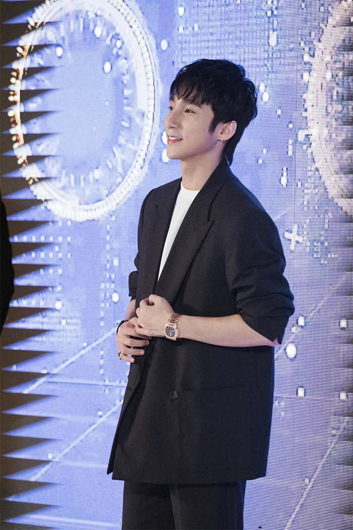 Trước đó, giọng ca "Lạc trôi" nhận được rất nhiều lời khen ngợi về phong cách ăn mặc lịch lãm, ra dáng chủ tịch.