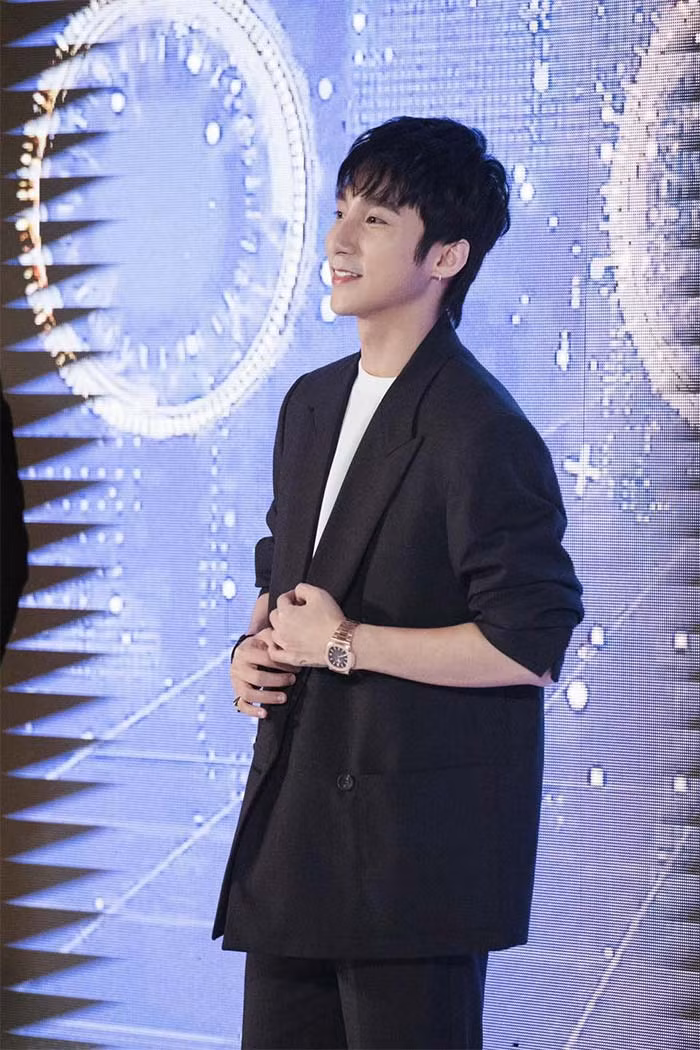 Trước đó, giọng ca "Lạc trôi" nhận được rất nhiều lời khen ngợi về phong cách ăn mặc lịch lãm, ra dáng chủ tịch.